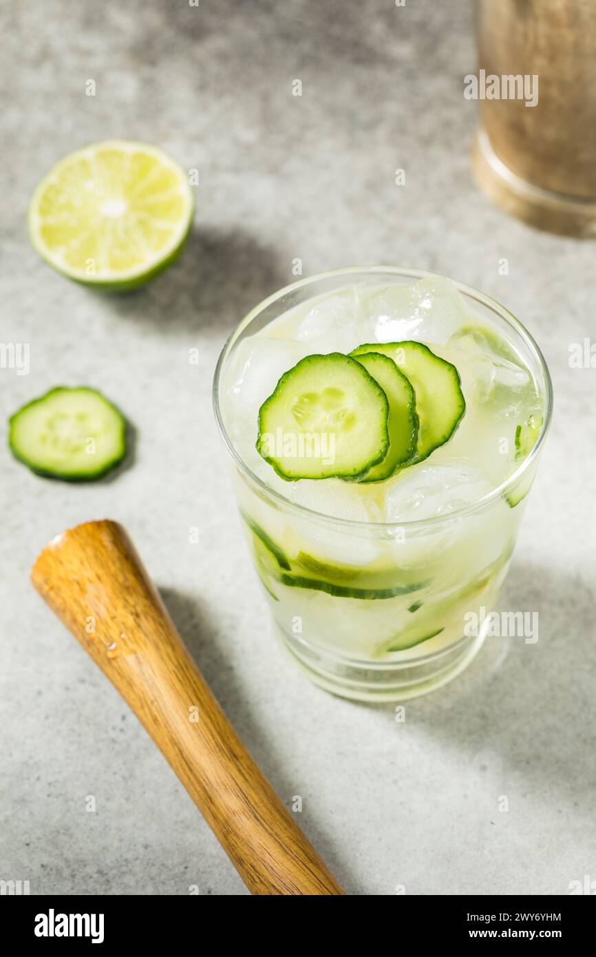 Cocktail rafraîchissant Boozy Gordons Cup avec concombre au Gin et citron vert Banque D'Images