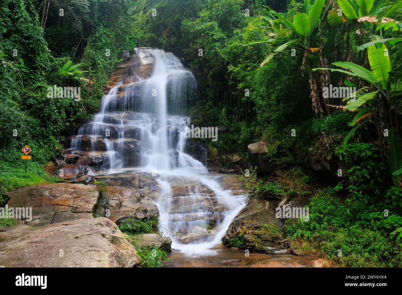 Vue au ralenti de la cascade Montha Than dans la jungle luxuriante du parc national de Doi Suthep, Thaïlande. Banque D'Images