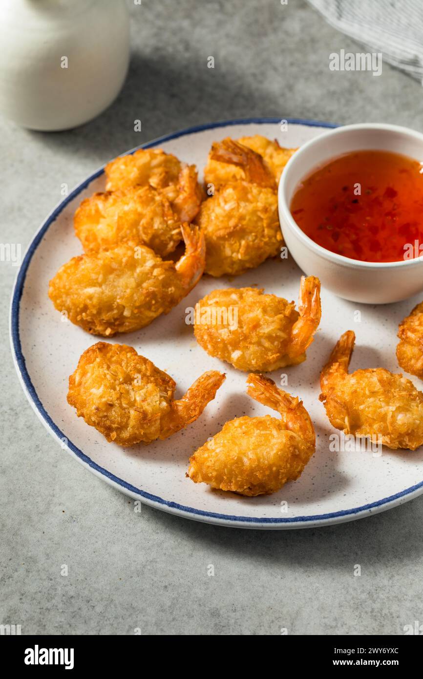 Crevettes à la noix de coco asiatiques frites avec sauce aigre-douce Banque D'Images