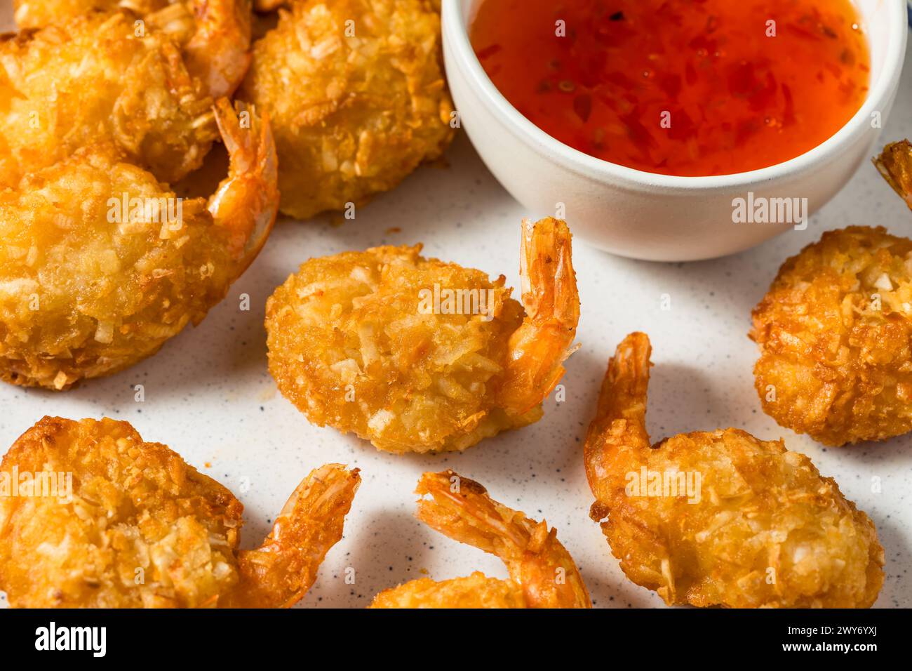 Crevettes à la noix de coco asiatiques frites avec sauce aigre-douce Banque D'Images