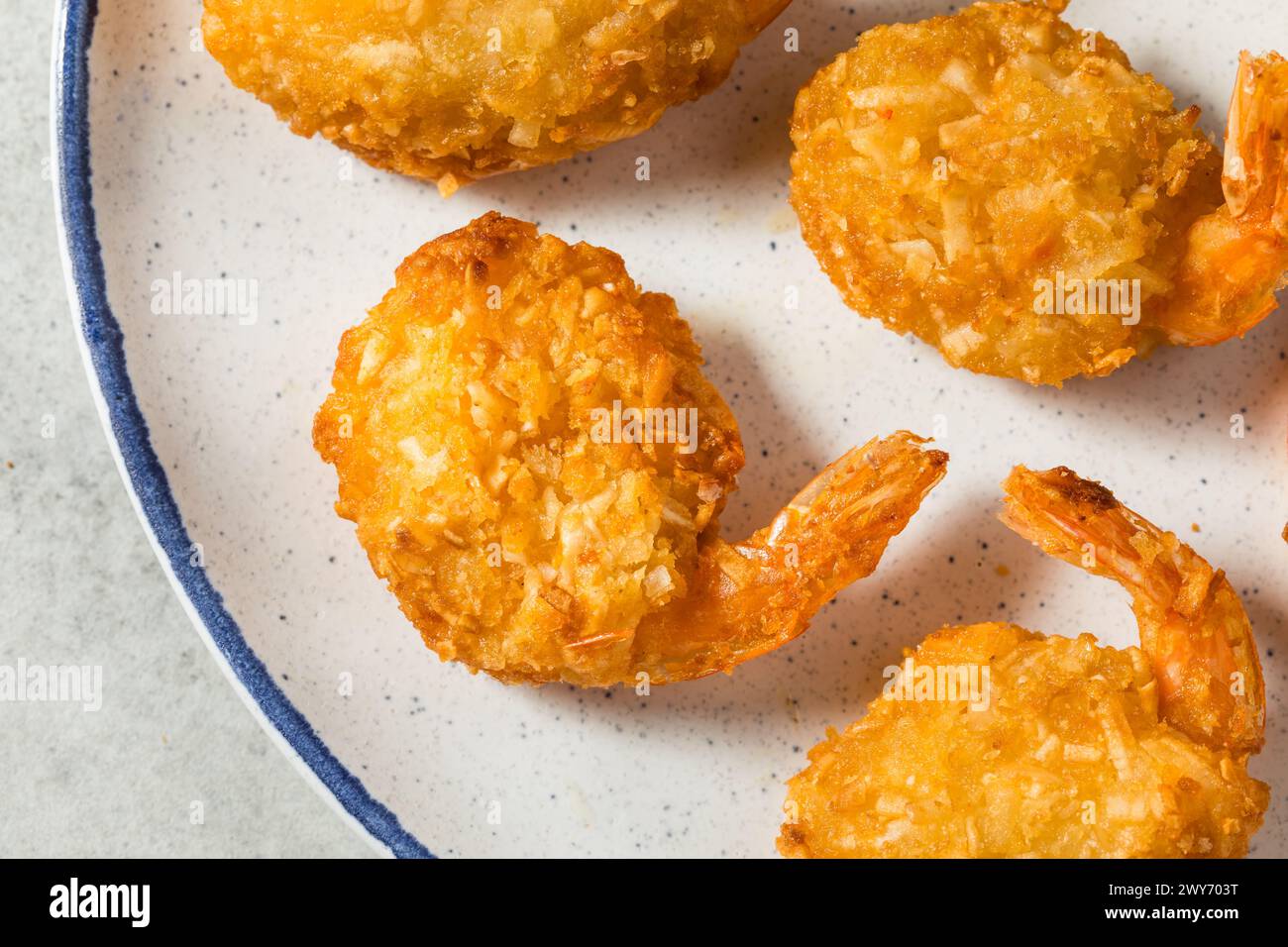 Crevettes à la noix de coco asiatiques frites avec sauce aigre-douce Banque D'Images