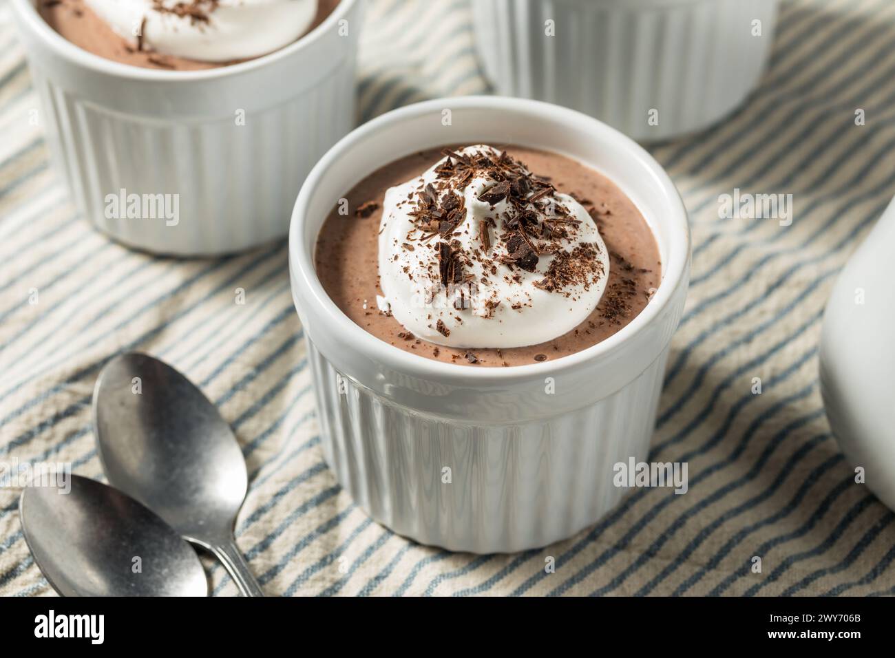 Pudding végétalien au chocolat tofu soya maison avec crème fouettée Banque D'Images