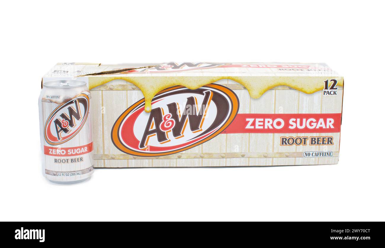 Ocala, FL 4-3-2024 boîte d'emballage en carton ouverte de A et W Allen et Wright Diet racine bière zéro sucre et caféine avec une boîte non ouverte isolée sur whi Banque D'Images