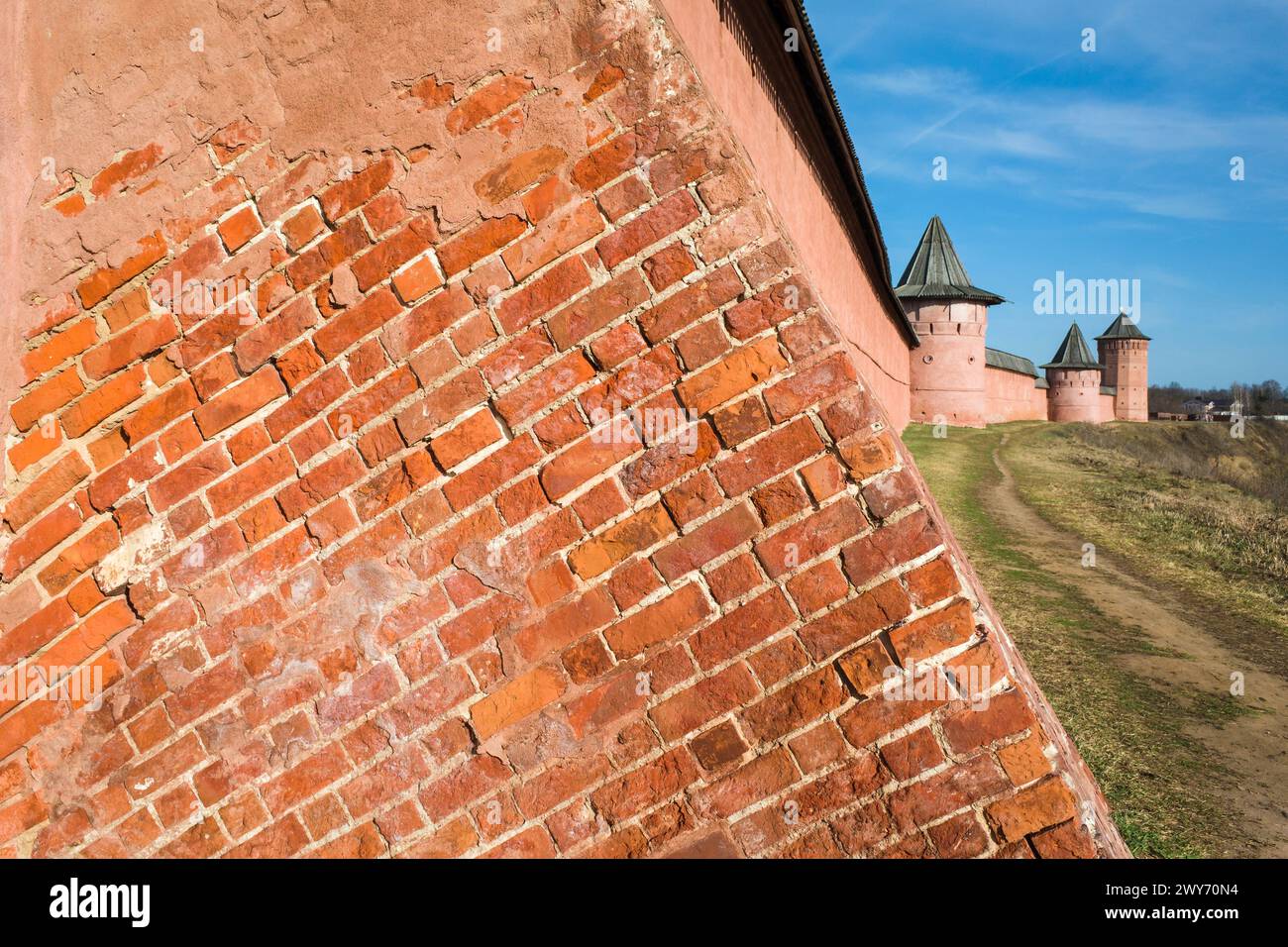 Détail du mur de briques rouges et des tours du monastère Saint Euthymius à Souzdal, architecture du patrimoine russe. Anneau d'or de Russie Banque D'Images