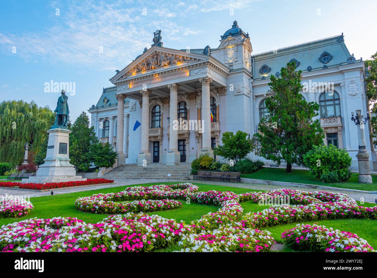 Vue au lever du soleil du théâtre national dans la ville roumaine de Iasi Banque D'Images