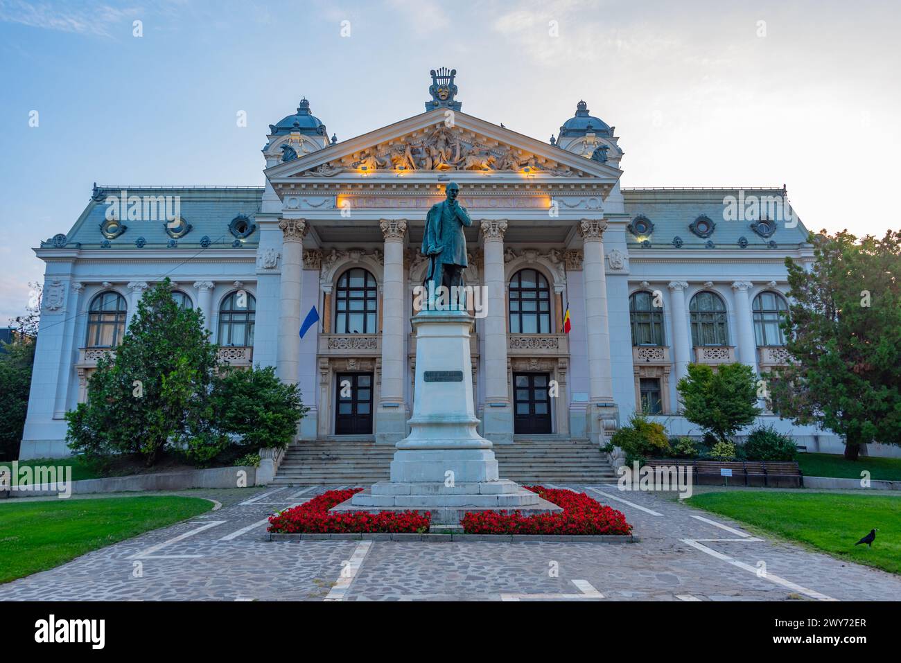 Vue au lever du soleil du théâtre national dans la ville roumaine de Iasi Banque D'Images