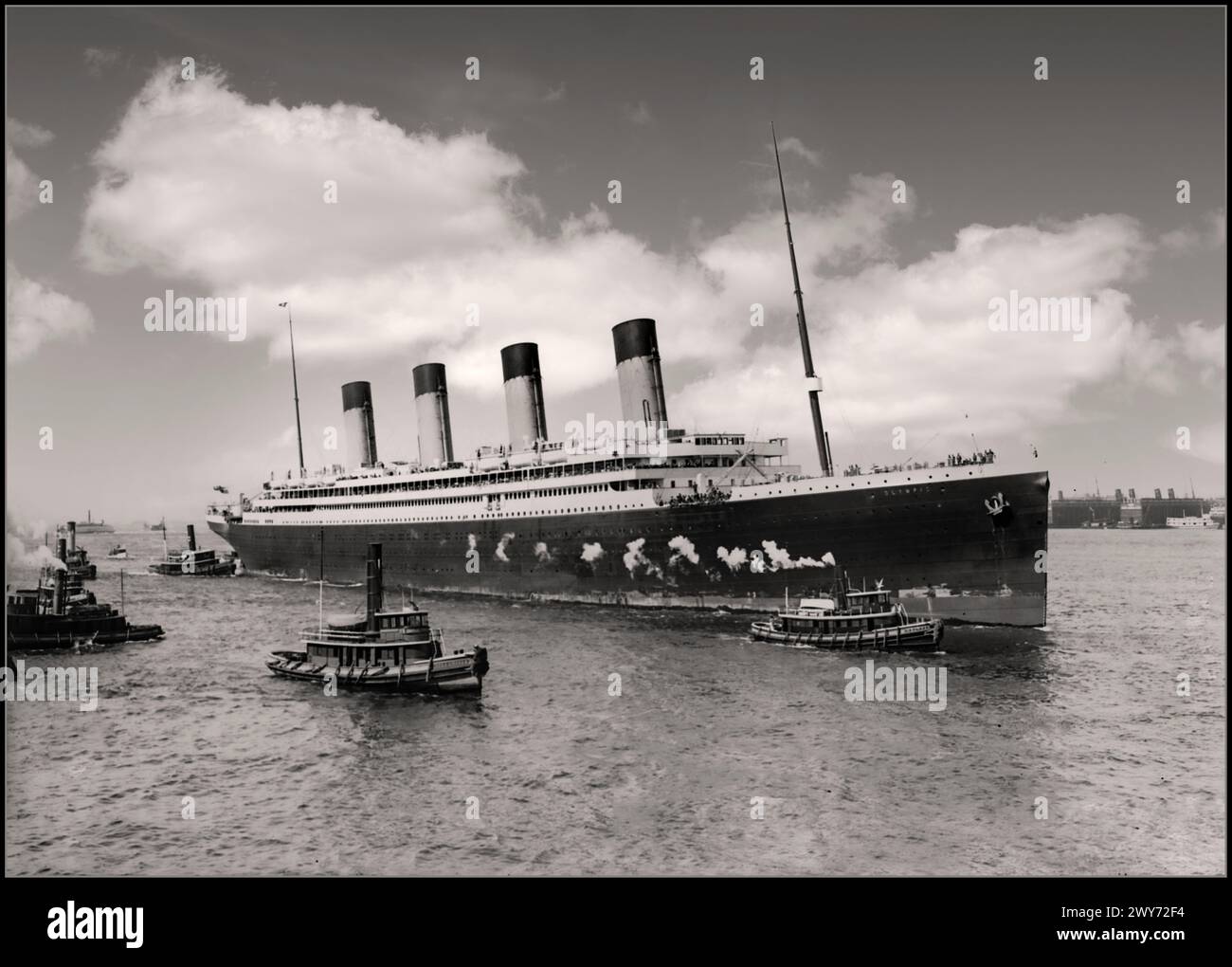 Navire jumeau vintage RMS Olympic Ocean Liner du RMS Titanic arrivant à New York le 1911 juin lors de son voyage inaugural naviguant sous le pavillon de la White Star Line Banque D'Images