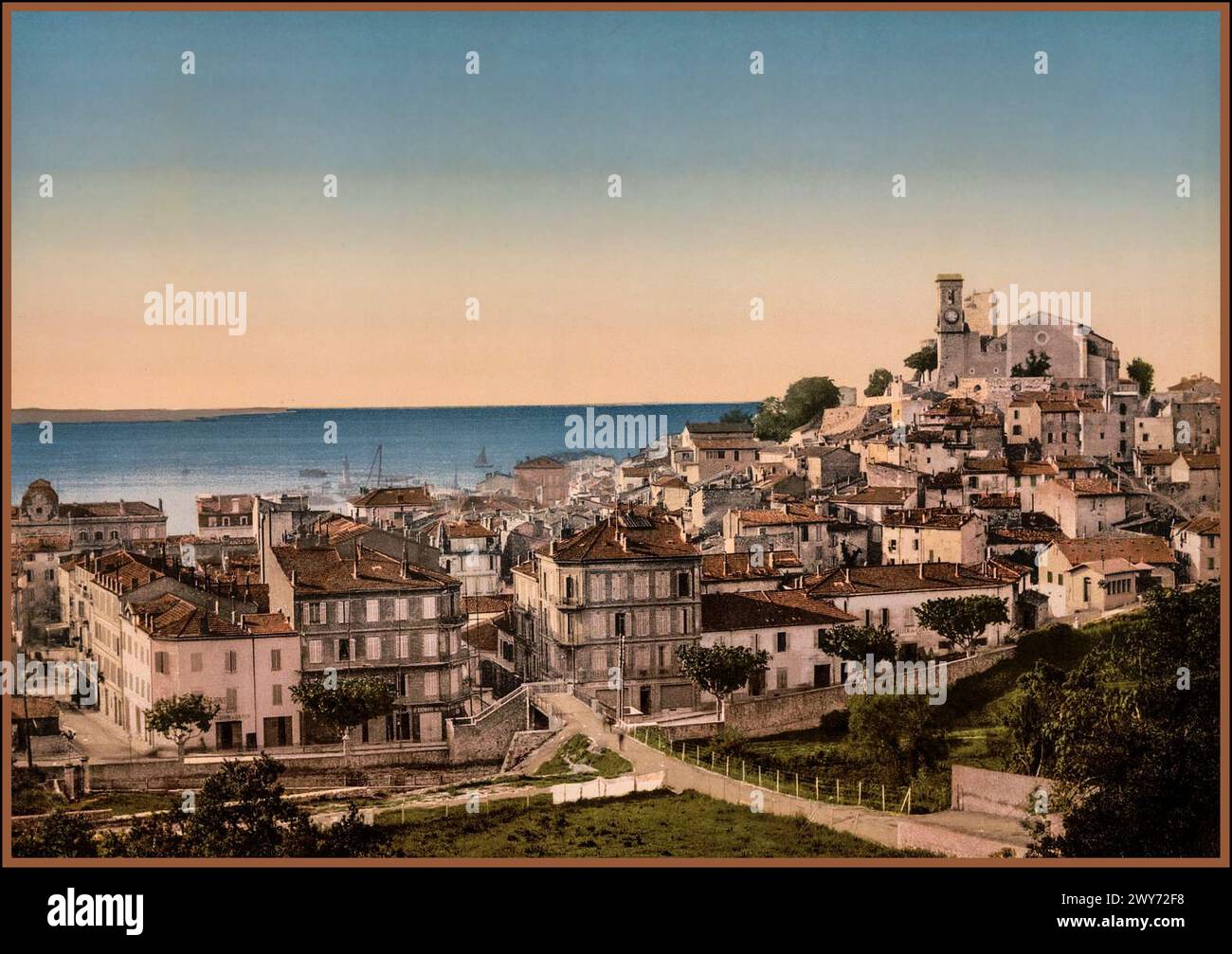 CANNES RIVIERA FRANCE Vintage Photochrom vieille ville de Cannes des années 1890. Photographie chromolithographique victorienne Côte d'Azur Sud de la France Banque D'Images