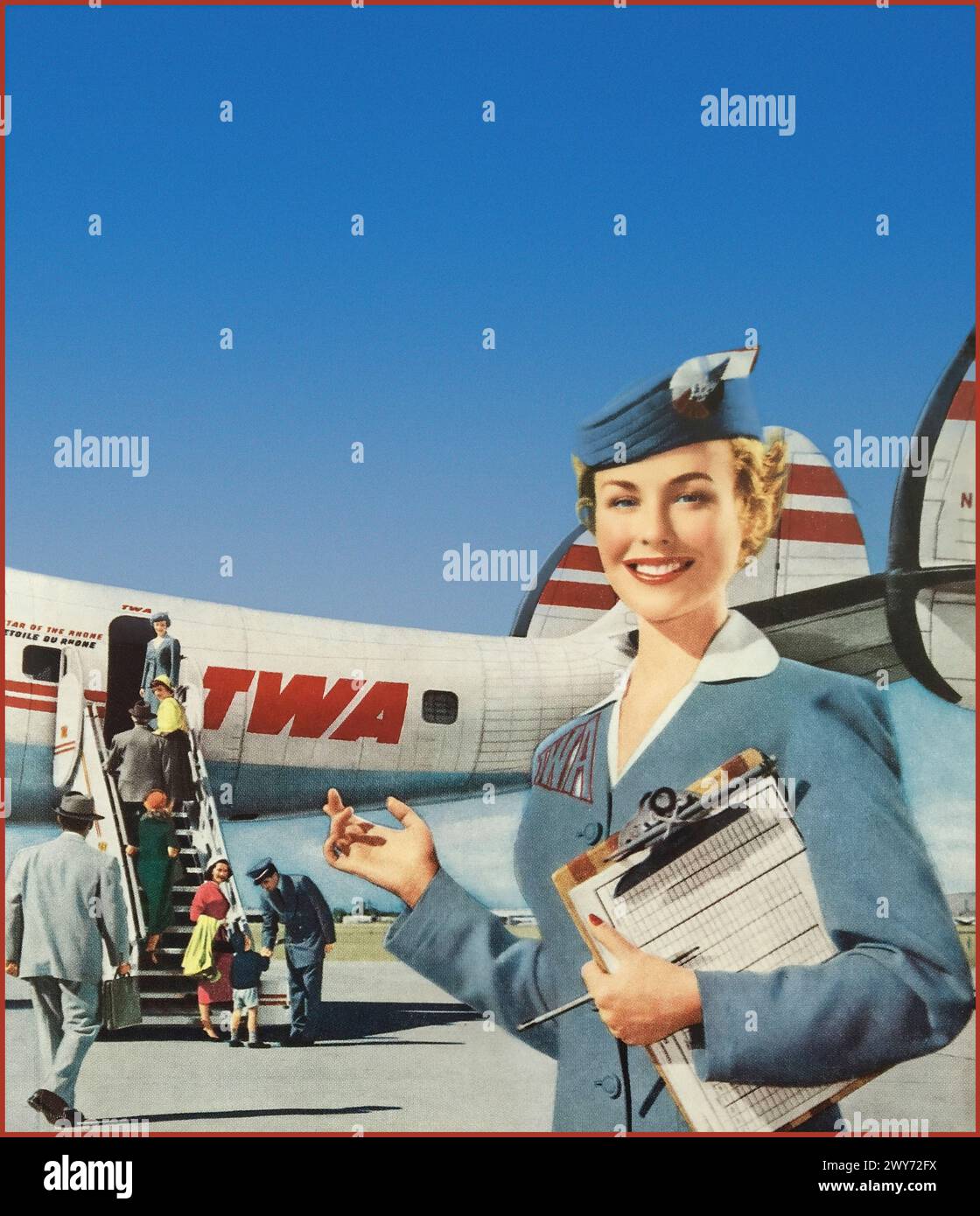 L'âge d'or de l'aviation de vol en 1950 avec une hôtesse de l'air en uniforme TWA accueillant les passagers à bord de l'avion TWA Lockheed Super Constellation, par une journée ensoleillée de ciel bleu clair. Capitaine de ligne accueillant un enfant à bord. Magazine de presse de promotion publicitaire. Banque D'Images
