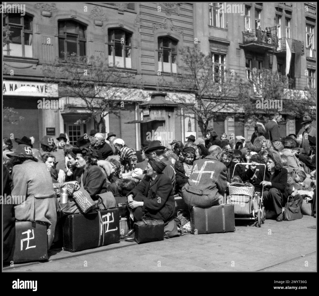 1945 WW2 Tchécoslovaquie Allemands de souche les habitants indigènes de Prague, expulsés de leurs maisons sur la place Strossmayer (Strossmayerovo náměstí). Déportation massive et mauvais traitements de la plupart des Allemands de souche du pays au motif, souvent sans fondement, qu’ils étaient des collaborateurs et qu’ils soutenaient les nazis, qui ont occupé le pays de 1939 jusqu’à la fin de la seconde Guerre mondiale. Banque D'Images