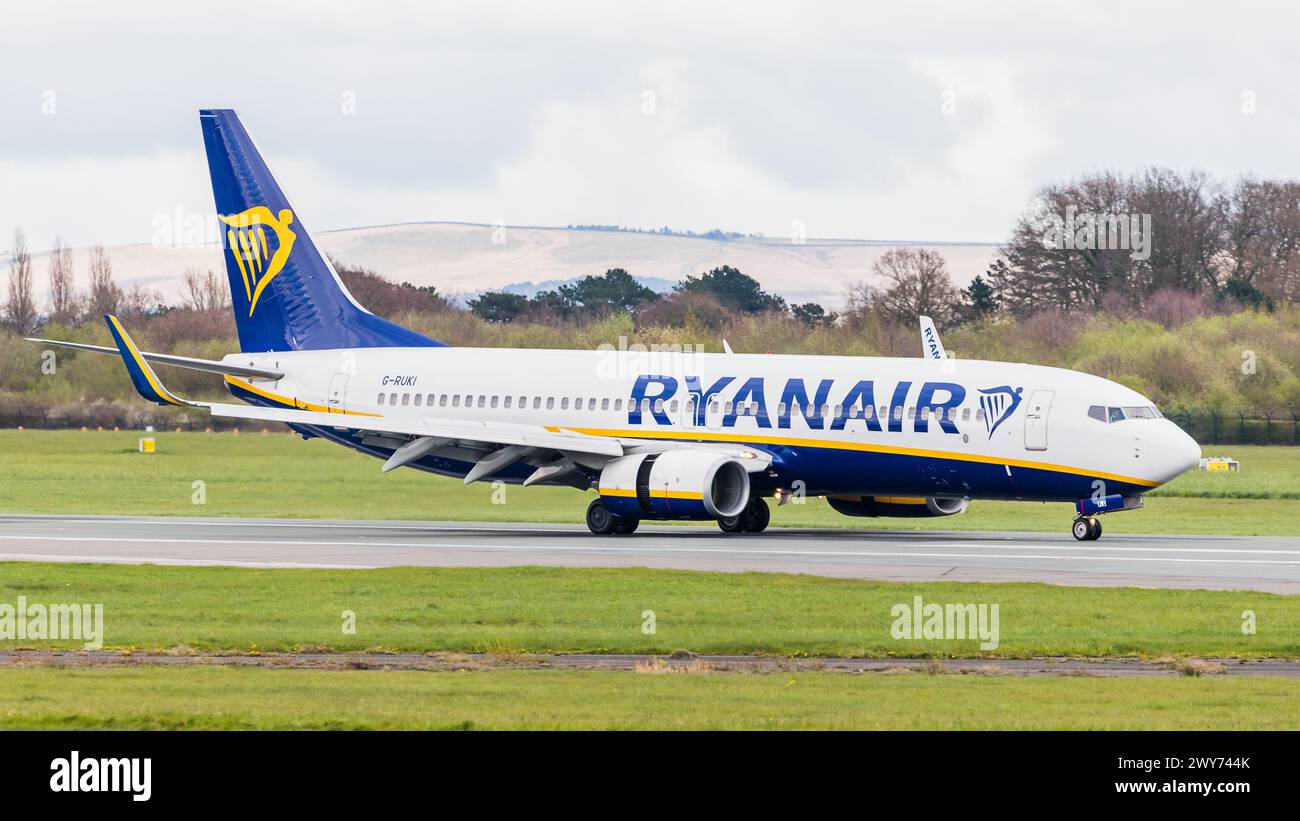 Ryanair Boeing 737-8AS a photographié un ralentissement sur la piste de l'aéroport de Manchester le 4 avril 2024. Banque D'Images