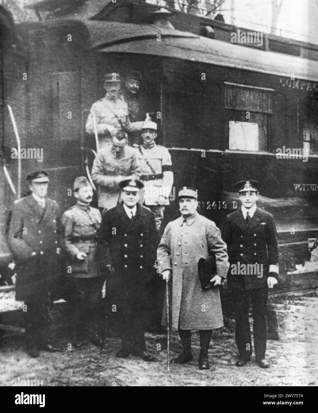 ARMISTICE DE LA PREMIÈRE GUERRE MONDIALE. Les dirigeants alliés après avoir accepté le libellé dans le wagon ferroviaire du général Ferdinand Foch dans la forêt de Compiègne, le 11 novembre 1918. Banque D'Images