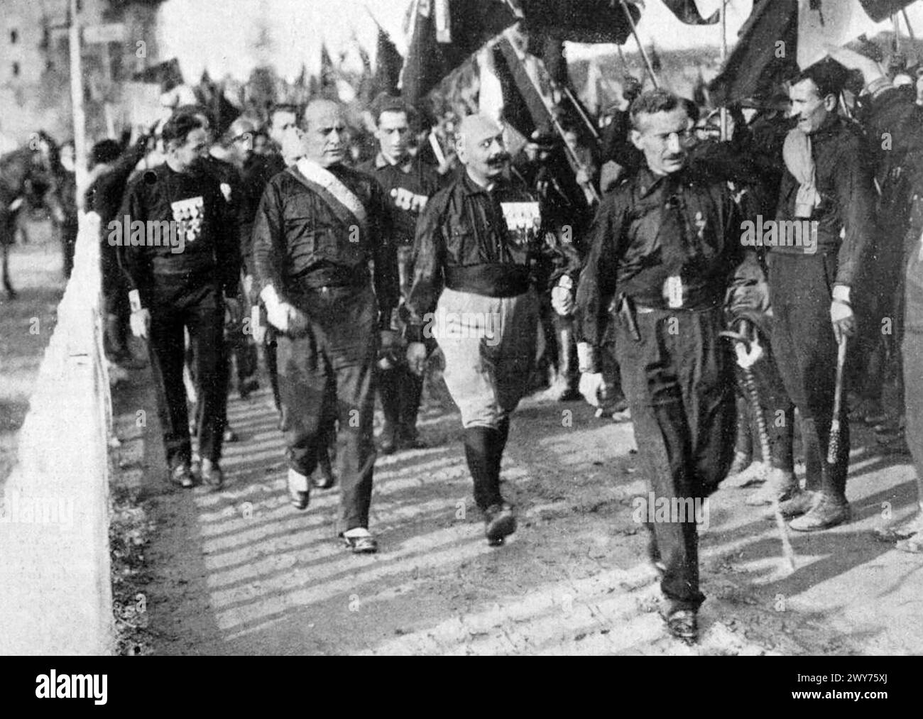 MARCHE SUR ROME OCTOBRE 1922. Benito Mussolini et ses chemises noires à Naples. Les trois personnages centraux à gauche sont : Benito Mussolini, Italo Balbo et Cesare Maria de Vecchi Banque D'Images