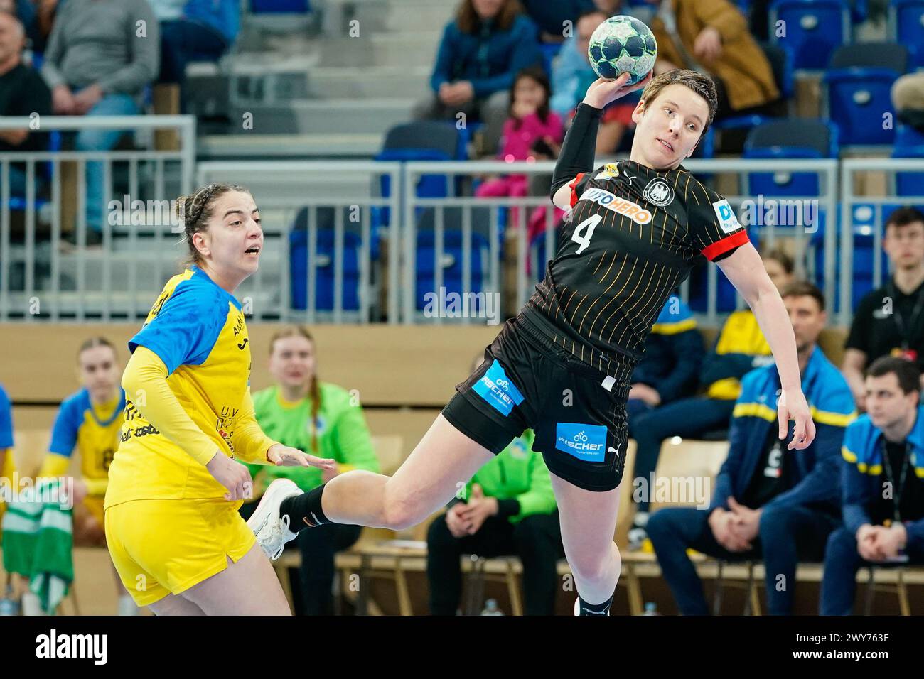 Heidelberg, Allemagne. 04th Apr, 2024. Handball, femmes : qualification pour le Championnat d'Europe, Ukraine - Allemagne, 1er tour, Groupe 2, Journée 5. L'allemande Alina Grijseels (R) l'emporte contre Andriyana Naumenko d'Ukraine. Crédit : Uwe Anspach/dpa/Alamy Live News Banque D'Images