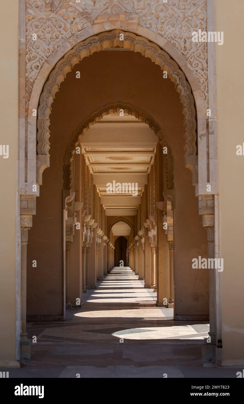 Élégant couloir voûté reflétant le patrimoine architectural islamique. Banque D'Images
