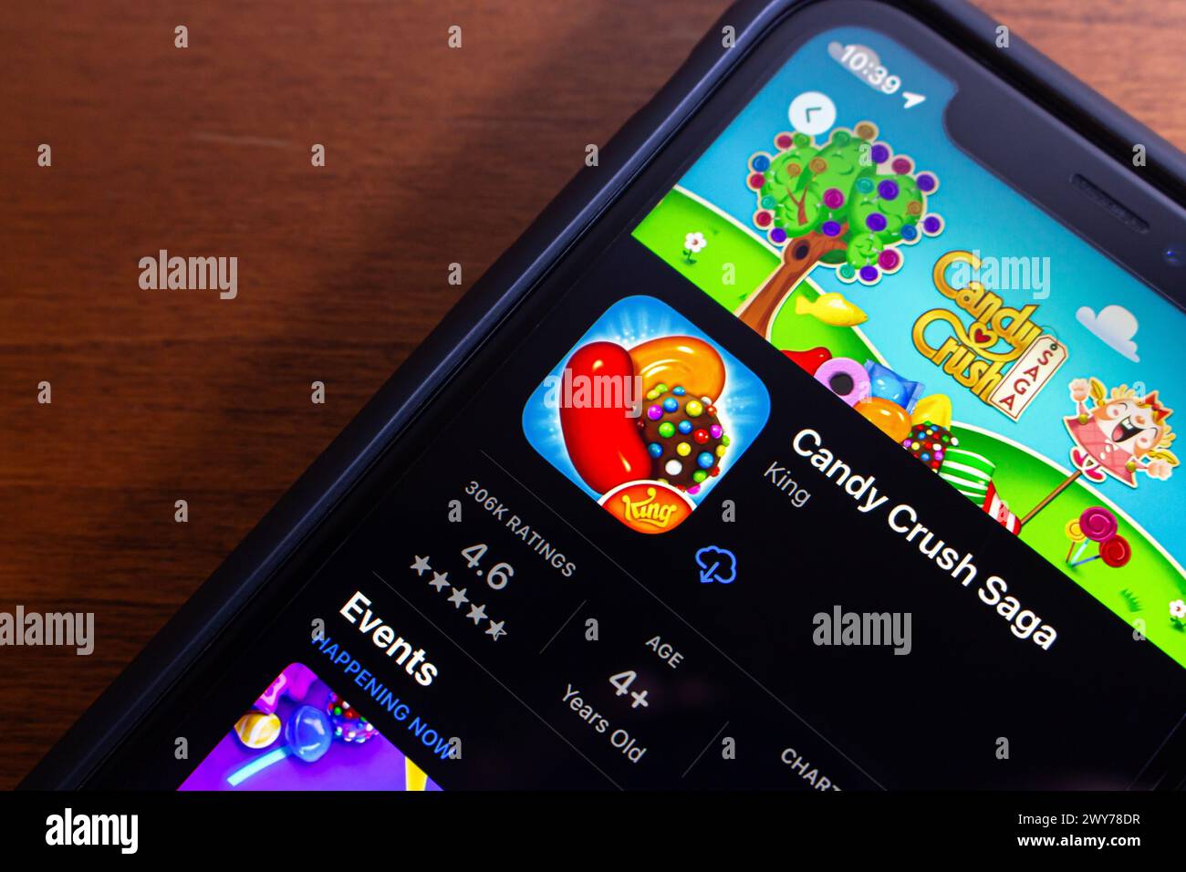 Application Candy Crush Saga vue dans App Store sur un écran iPhone. Candy Crush Saga est un jeu vidéo free-to-play d'appariement de tuiles sorti par King pour iOS et A. Banque D'Images