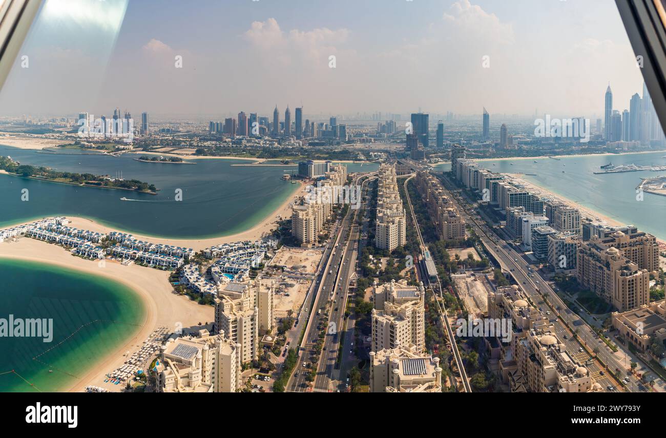Une photo de la Palm Jumeirah Road et du quartier Internet de Dubaï vus de The View at the Palm. Banque D'Images