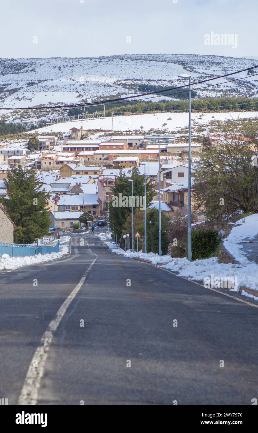 Hoyos del Espino entrée, Avila, Castille-et-Léon, Espagne. Paysage enneigé Banque D'Images