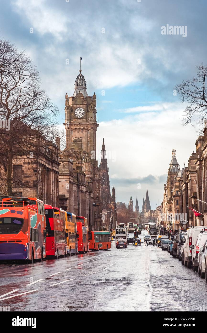 Les bus touristiques stationnés le long de Princes Street à Édimbourg, en Écosse, avec la tour de l'horloge de l'hôtel Balmoral visible Banque D'Images