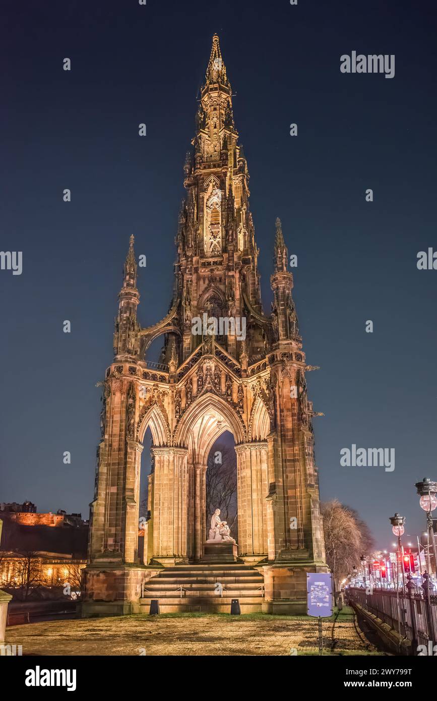 Scott Monument illuminé la nuit à Édimbourg, en Écosse Banque D'Images