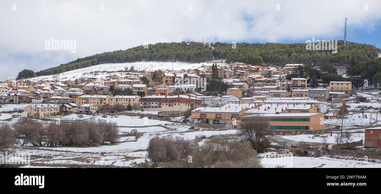 Aperçu de Hoyos del Espino, Avila, Castille-et-Léon, Espagne. Paysage enneigé Banque D'Images