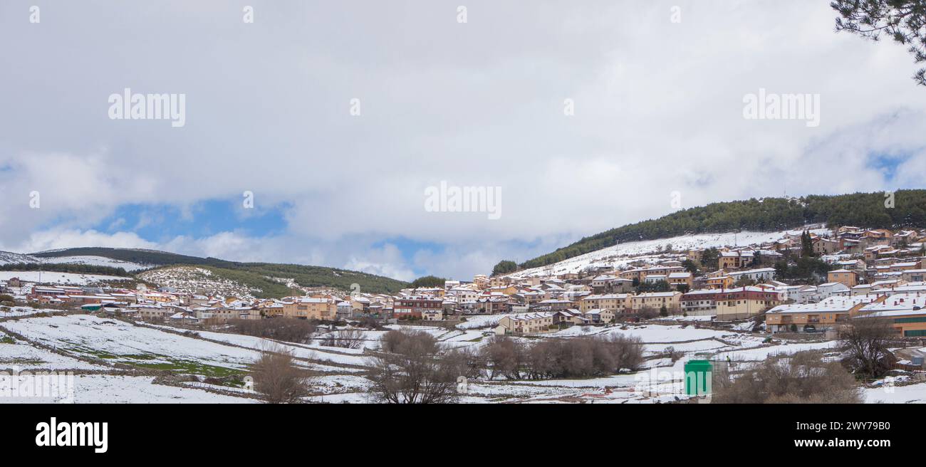 Aperçu de Hoyos del Espino, Avila, Castille-et-Léon, Espagne. Paysage enneigé Banque D'Images