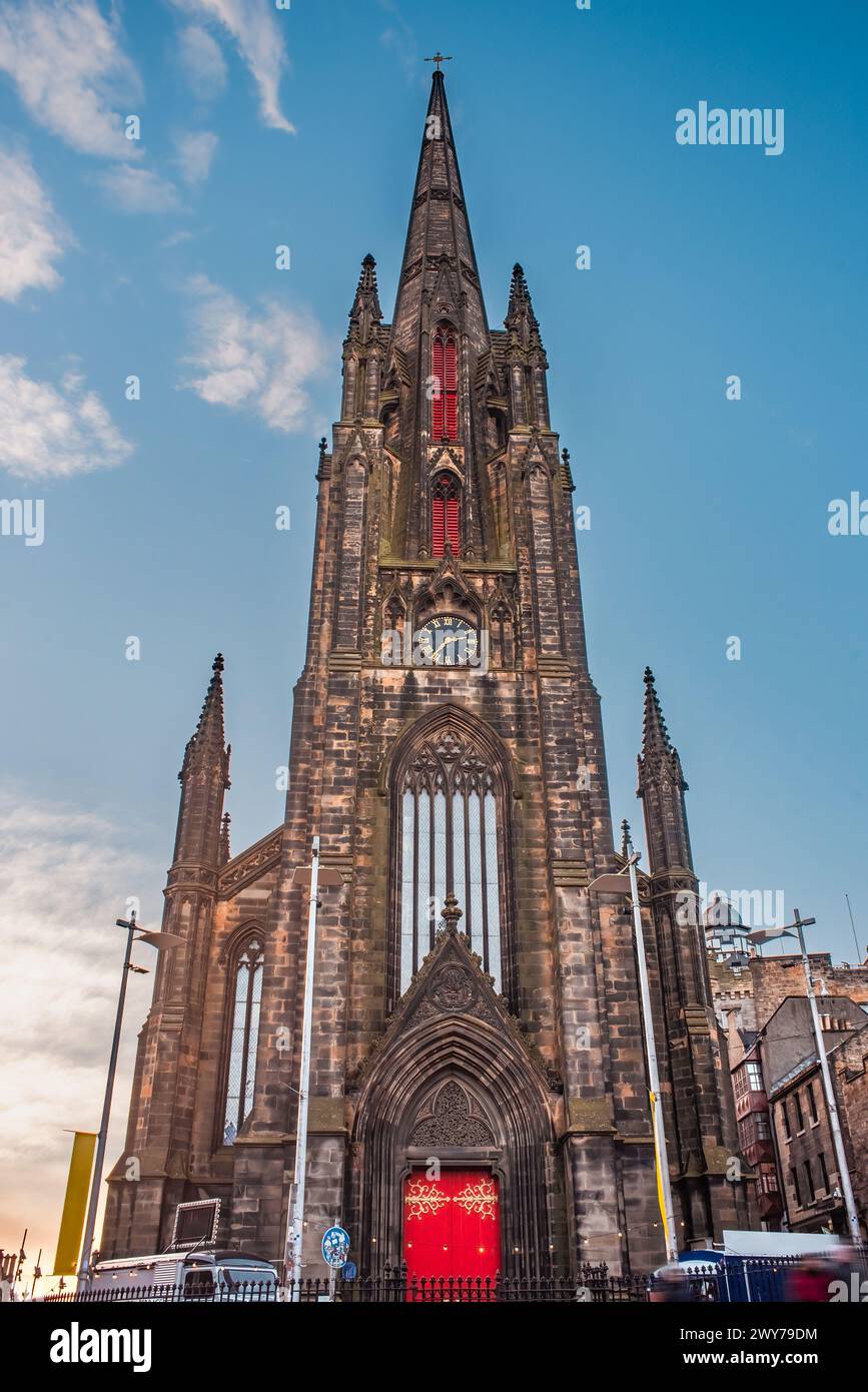 Le Hub, anciennement connu sous le nom de Tolbooth Kirk, contre un ciel bleu dans la vieille ville d'Édimbourg, en Écosse Banque D'Images