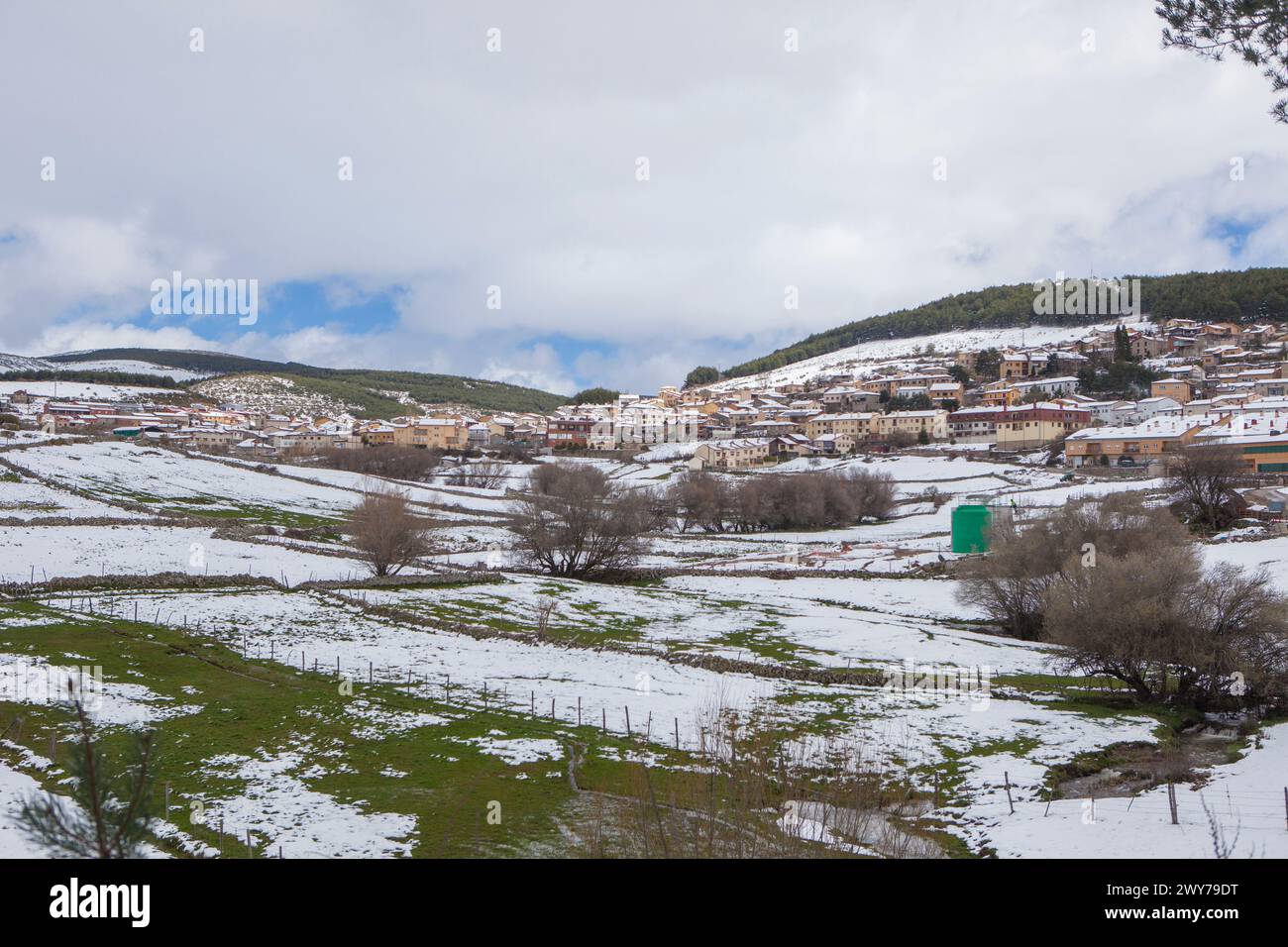 Aperçu de Hoyos del Espino, Avila, Castille-et-Léon, Espagne. Paysage enneigé Banque D'Images