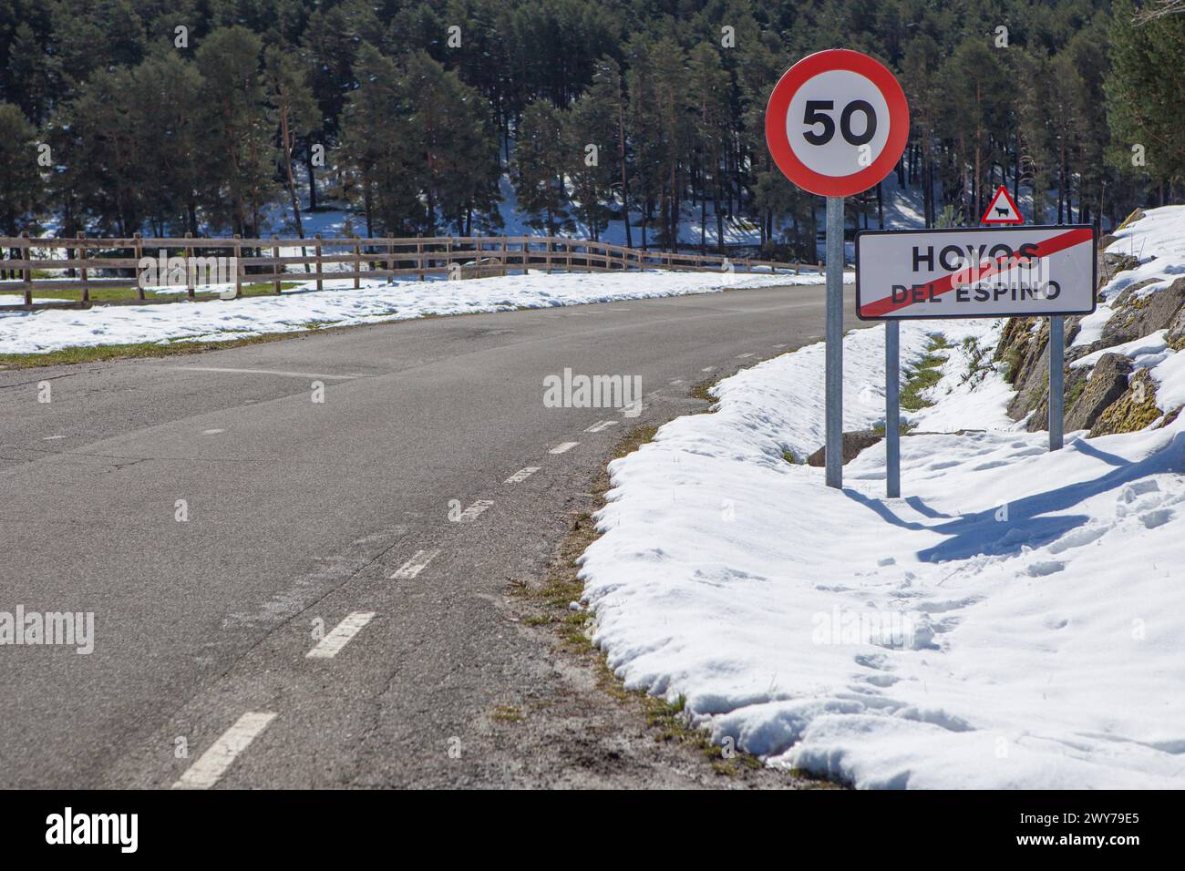 Hoyos del Espino sortie de la route, Avila, Castille-et-Léon, Espagne. Paysage enneigé Banque D'Images