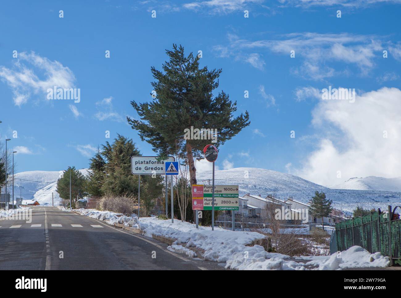 Panneau routier Plataforma de Gredos, Hoyos del Espino, Avila, Castille-et-Léon, Espagne. Paysage enneigé Banque D'Images