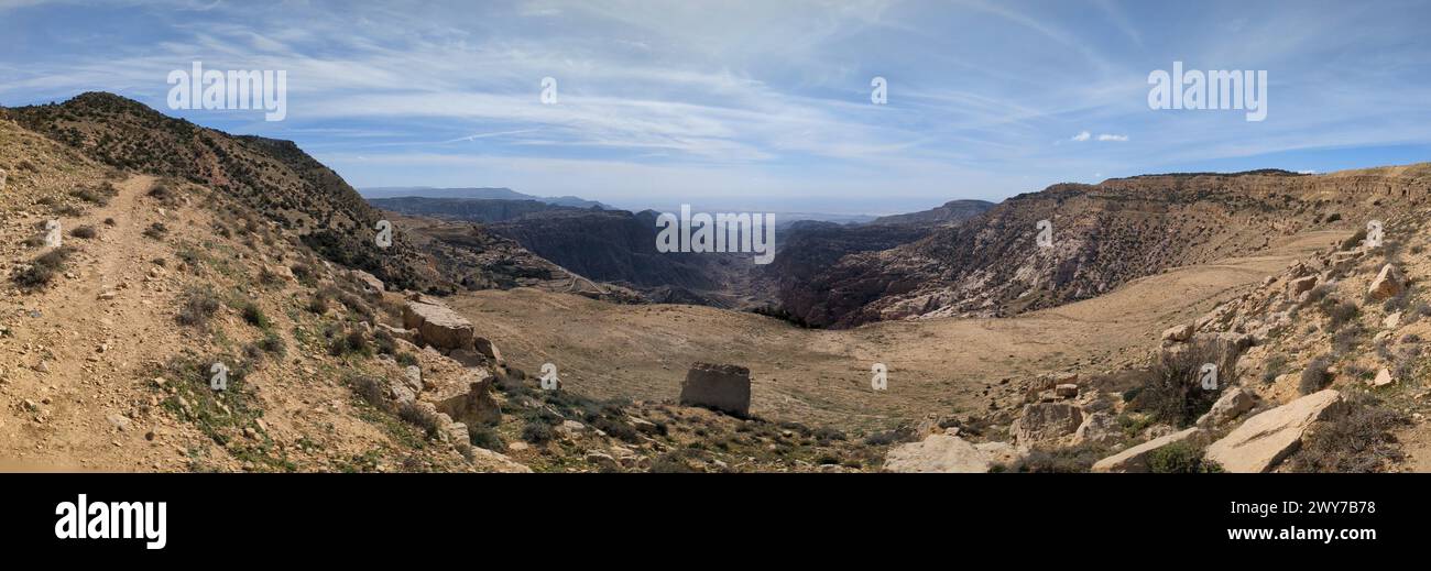 Panorama paysage vue de Wadi Dana un grand canyon naturel, Wadi Araba. Réserve de biosphère de Dana village de Dana près de la ville de Tafilah, Feynan zone en c Banque D'Images