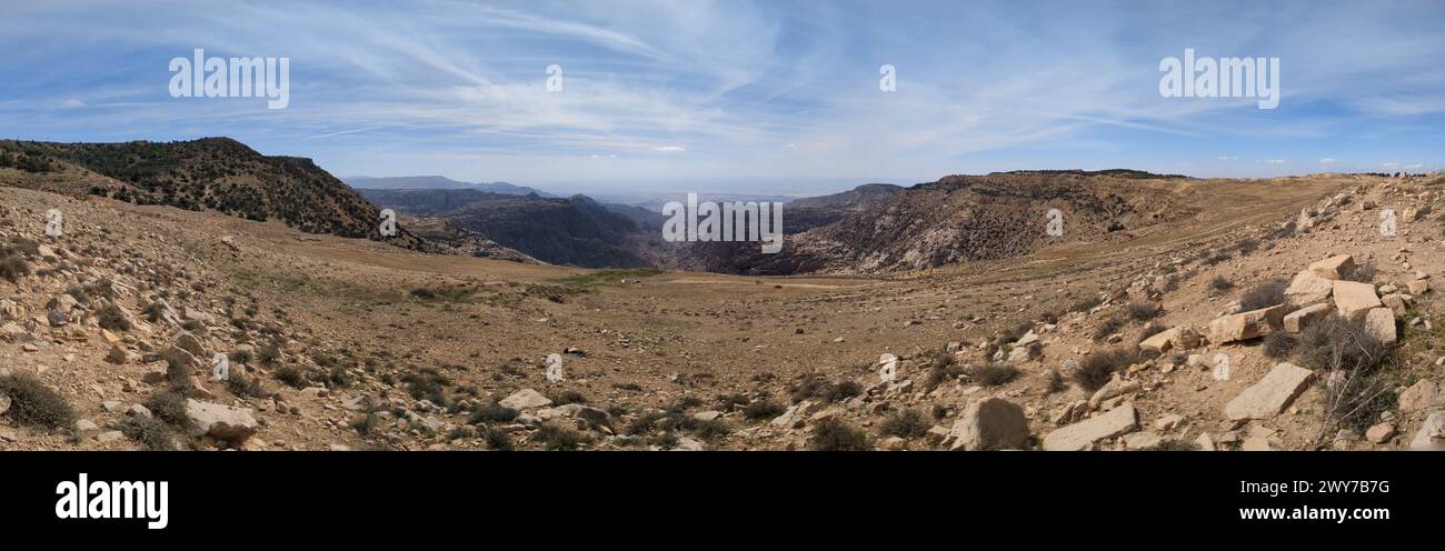 Panorama paysage vue de Wadi Dana un grand canyon naturel, Wadi Araba. Réserve de biosphère de Dana village de Dana près de la ville de Tafilah, Feynan zone en c Banque D'Images