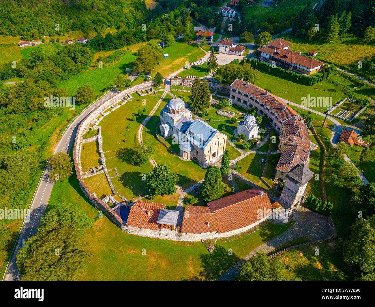 Monastère de Studenica pendant une journée ensoleillée en Serbie Banque D'Images