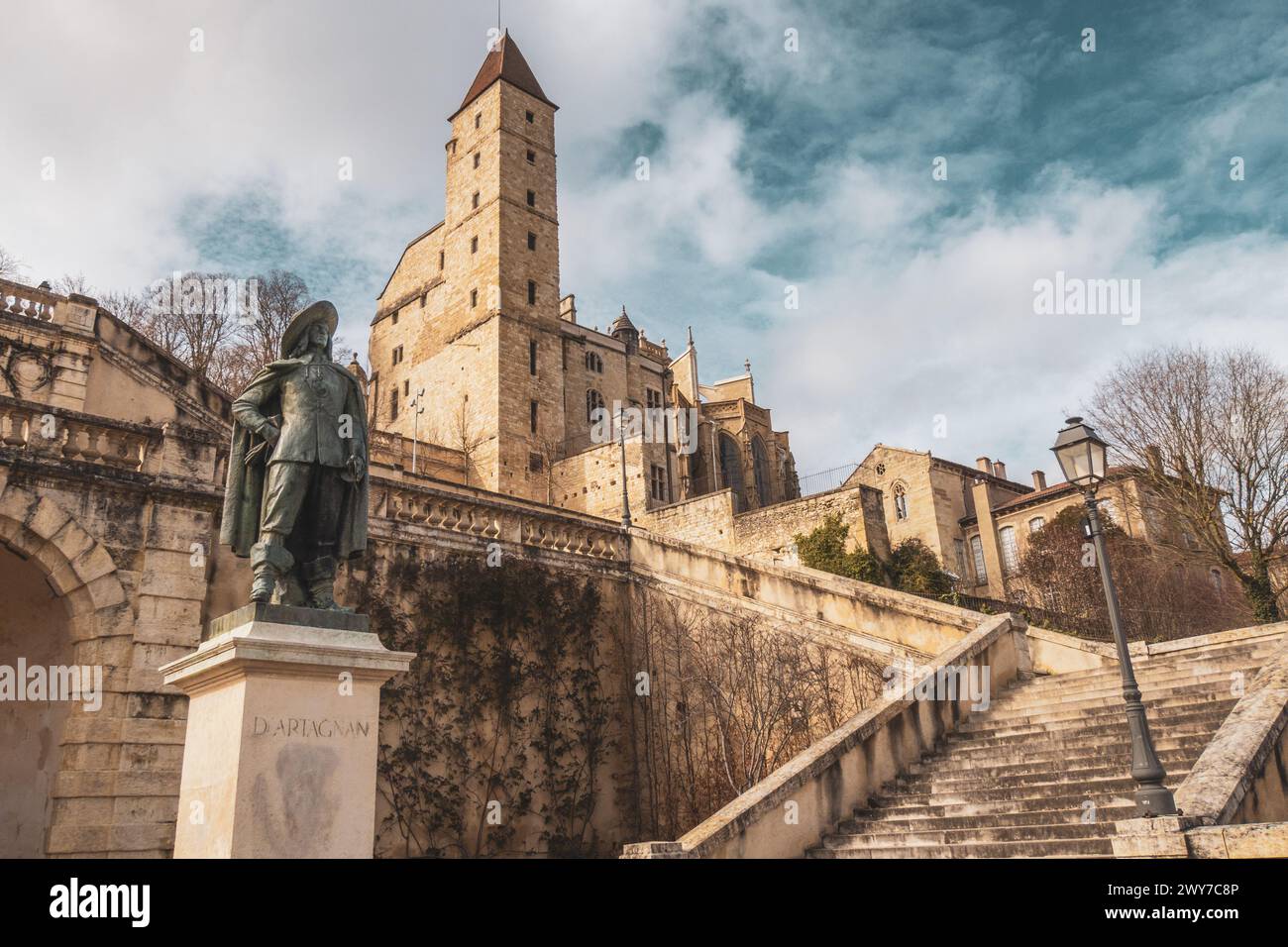 Auch, France - 12 mars 2023 : escalier monumental, statue d'Artagnan et Tour d'Armagnac, Auch, France Banque D'Images