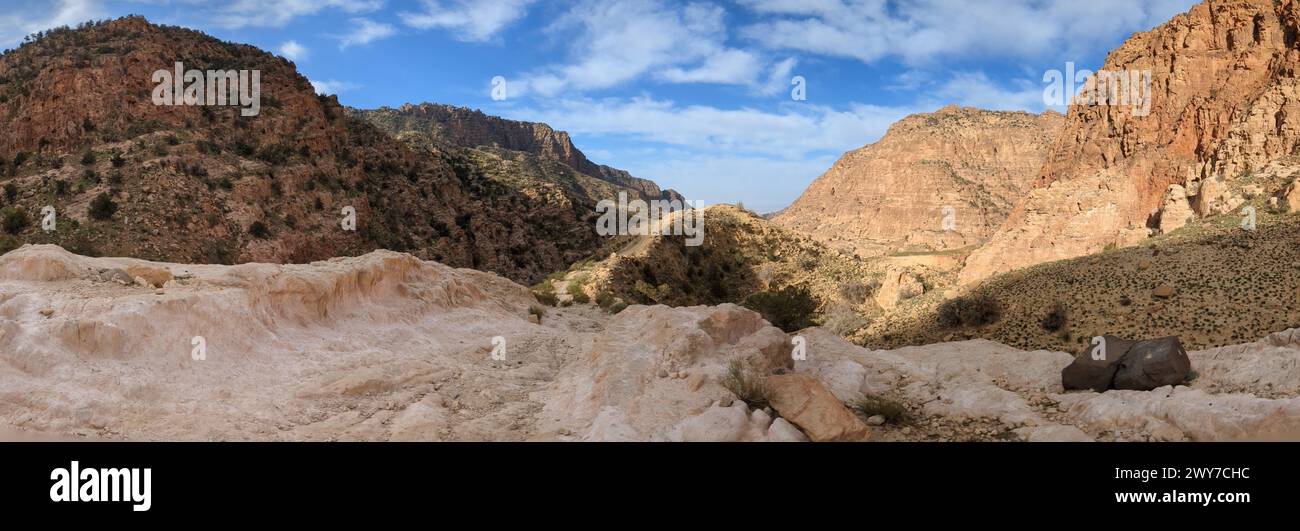 Panorama paysage vue de Wadi Dana un grand canyon naturel, Wadi Araba. Réserve de biosphère de Dana village de Dana près de la ville de Tafilah, Feynan zone en c Banque D'Images
