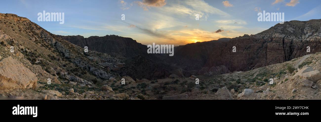 Panorama paysage vue de Wadi Dana un grand canyon naturel, Wadi Araba. Réserve de biosphère de Dana village de Dana près de la ville de Tafilah, Feynan zone en c Banque D'Images