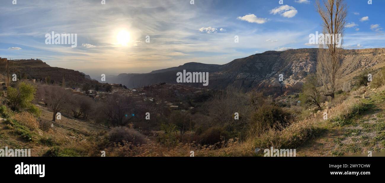 Panorama paysage vue de Wadi Dana un grand canyon naturel, Wadi Araba. Réserve de biosphère de Dana village de Dana près de la ville de Tafilah, Feynan zone en c Banque D'Images