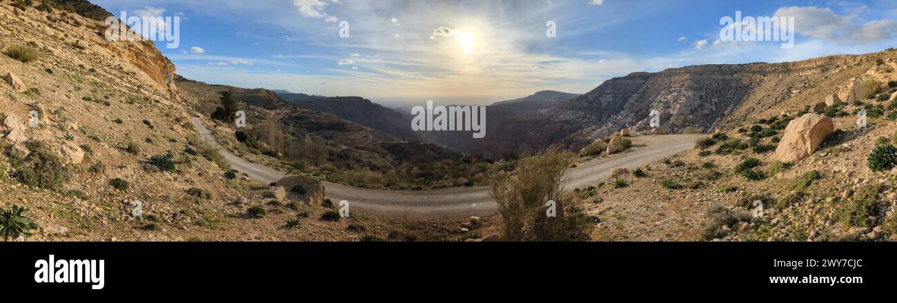 Panorama paysage vue de Wadi Dana un grand canyon naturel, Wadi Araba. Réserve de biosphère de Dana village de Dana près de la ville de Tafilah, Feynan zone en c Banque D'Images