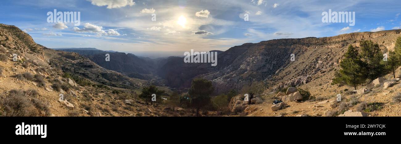 Panorama paysage vue de Wadi Dana un grand canyon naturel, Wadi Araba. Réserve de biosphère de Dana village de Dana près de la ville de Tafilah, Feynan zone en c Banque D'Images