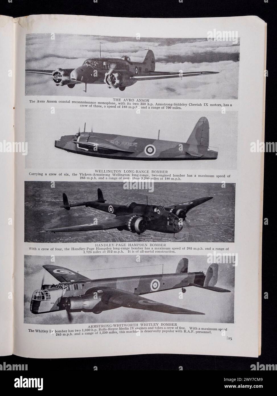 Photos d'avions de bombardiers alliés dans le Hutchinson's Pictorial History of the War (No 1, Series 6), publié en juin 1940. Banque D'Images
