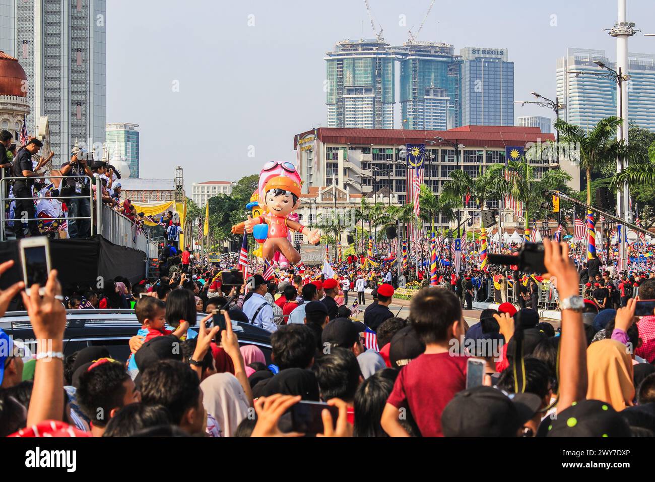 KUALA LUMPUR, MALAISIE - 31 AOÛT 2017 : les Malaisiens affluent le Dataran Merdeka, grande mascotte ipin upin célébrant la Journée Merdeka pendant la 58ème Malaisie Banque D'Images