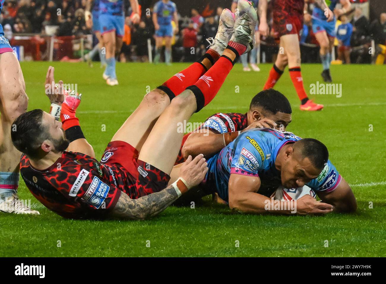 Willie Isa de Wigan Warriors se lance dans un essai lors du match de la Betfred Super League Round 7 Leigh Leopards vs Wigan Warriors au Leigh Sports Village, Leigh, Royaume-Uni, le 4 avril 2024 (photo par Craig Thomas/News images) in, le 4/4/2024. (Photo de Craig Thomas/News images/SIPA USA) crédit : SIPA USA/Alamy Live News Banque D'Images