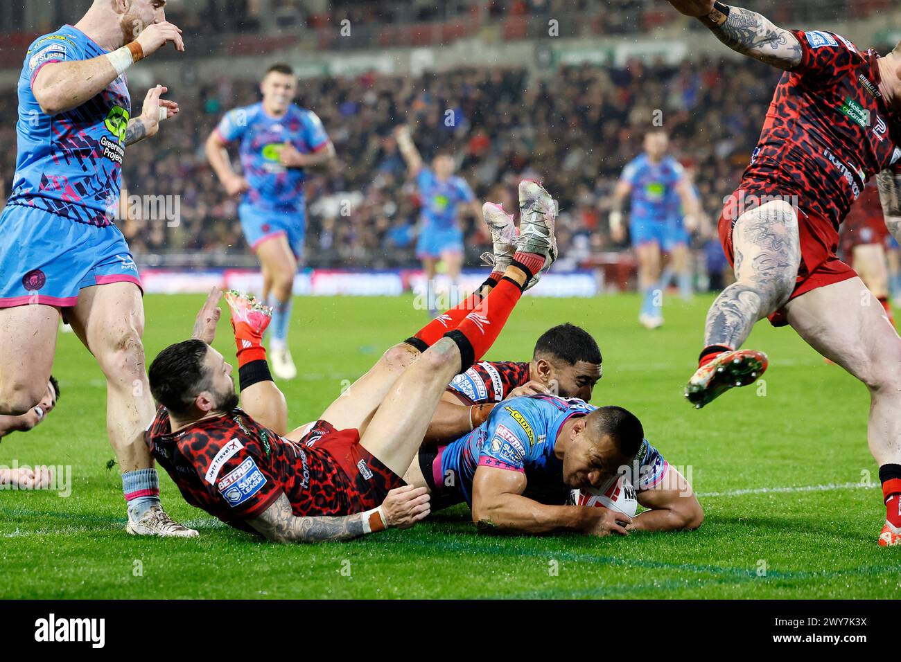 Willie Isa (à droite) des Wigan Warriors marque le deuxième essai de leur équipe lors du match de Betfred Super League à Leigh Sports Village, Leigh. Date de la photo : jeudi 4 avril 2024. Banque D'Images