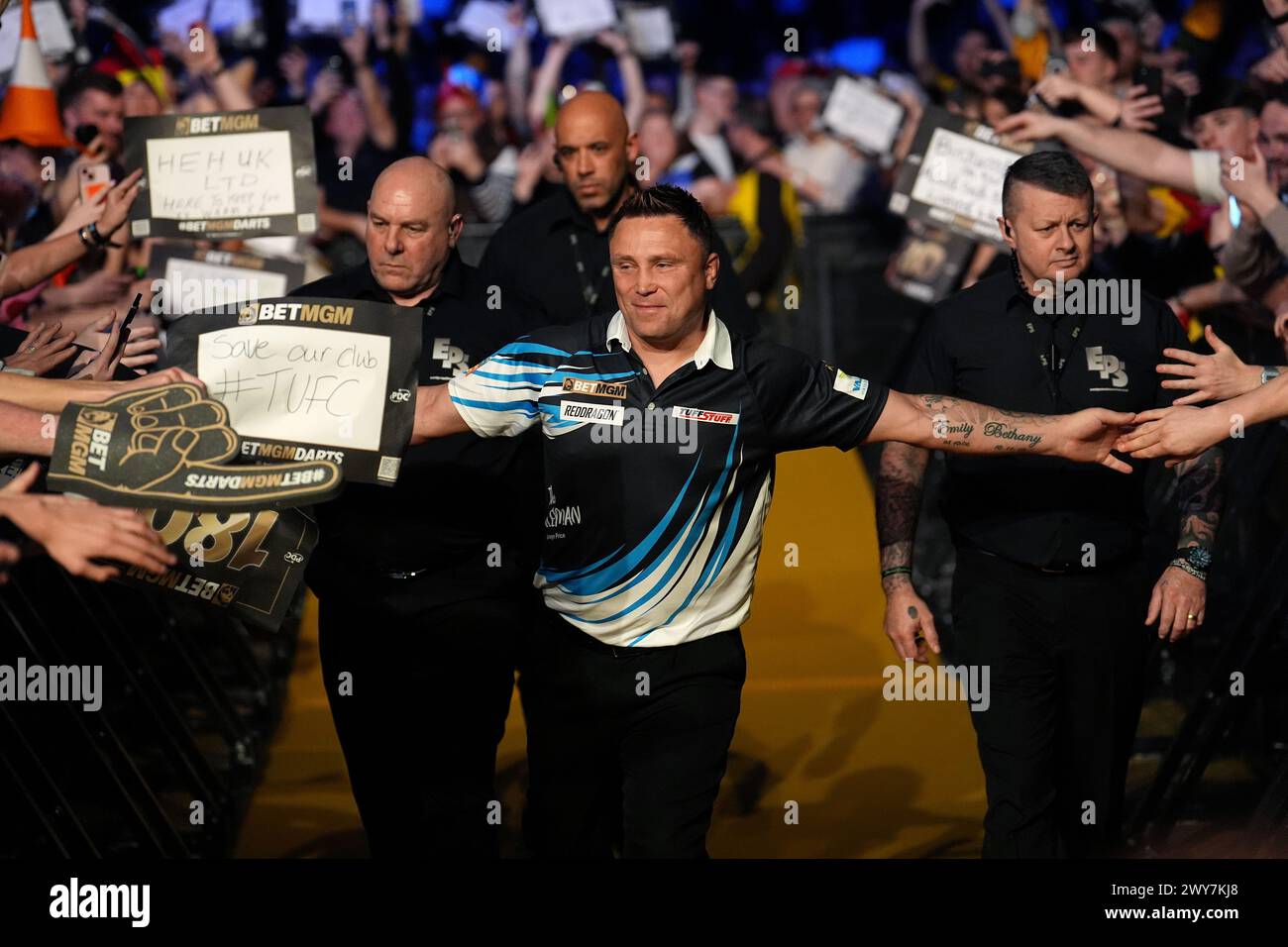 Gerwyn Price sort pour jouer Peter Wright (non représenté sur la photo) lors de la nuit dix de la BetMGM premier League 2024 à l'AO Arena, Manchester. Date de la photo : jeudi 4 avril 2024. Banque D'Images