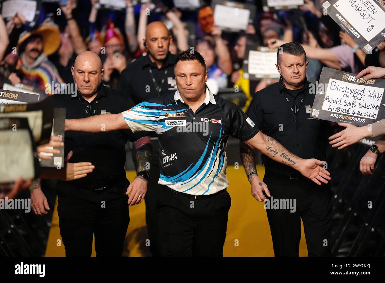 Gerwyn Price sort pour jouer Peter Wright (non représenté sur la photo) lors de la nuit dix de la BetMGM premier League 2024 à l'AO Arena, Manchester. Date de la photo : jeudi 4 avril 2024. Banque D'Images