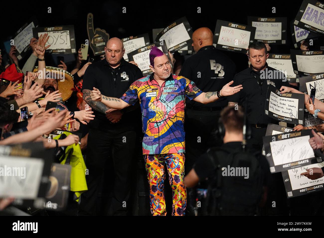 Peter Wright sort jouer Gerwyn Price (non représenté sur la photo) lors de la dixe nuit de la BetMGM premier League 2024 à l'AO Arena, Manchester. Date de la photo : jeudi 4 avril 2024. Banque D'Images
