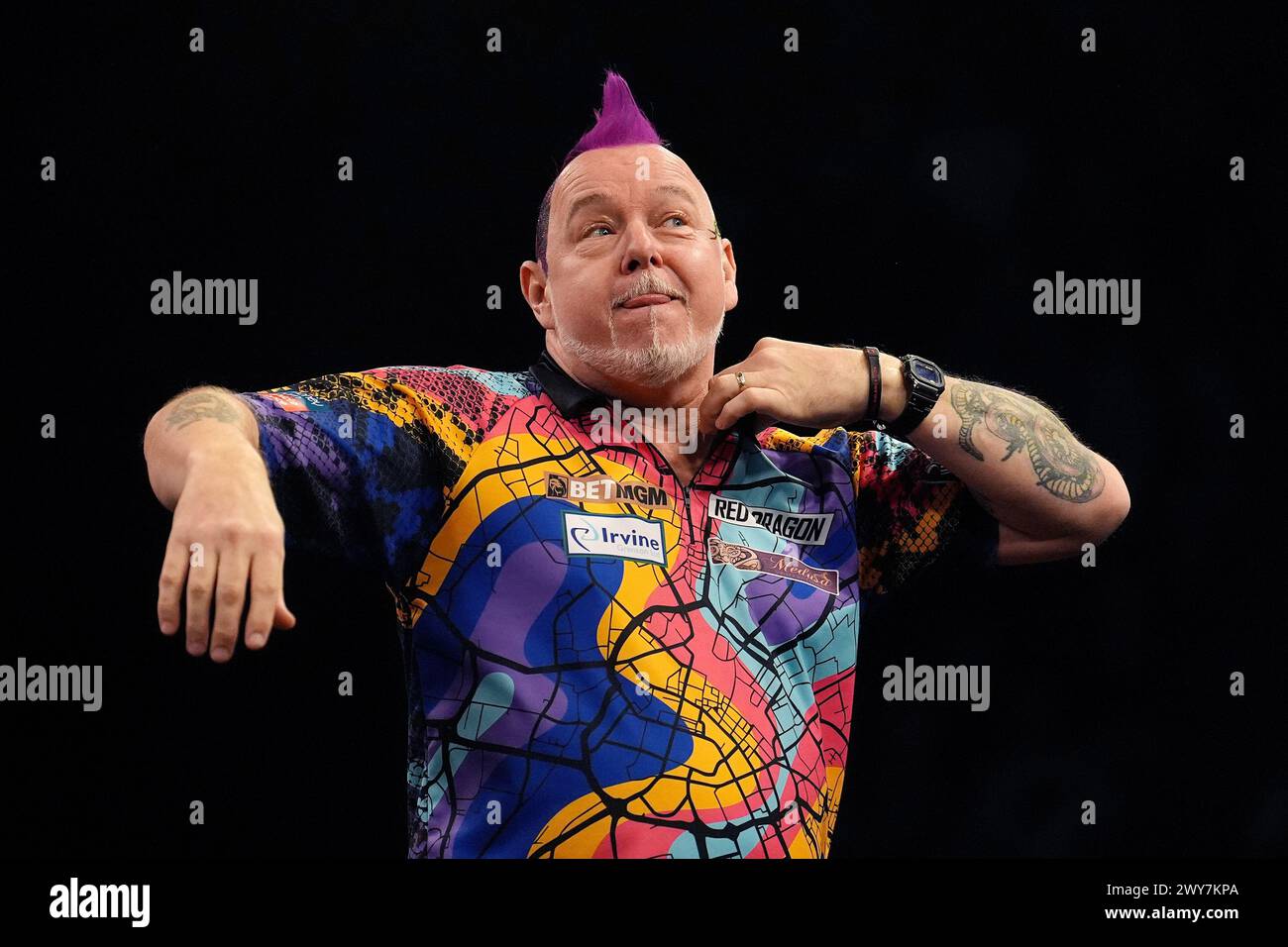 Peter Wright lors de leur match contre Gerwyn Price (non photographié) lors de la dixe nuit de la BetMGM premier League 2024 à l'AO Arena de Manchester. Date de la photo : jeudi 4 avril 2024. Banque D'Images