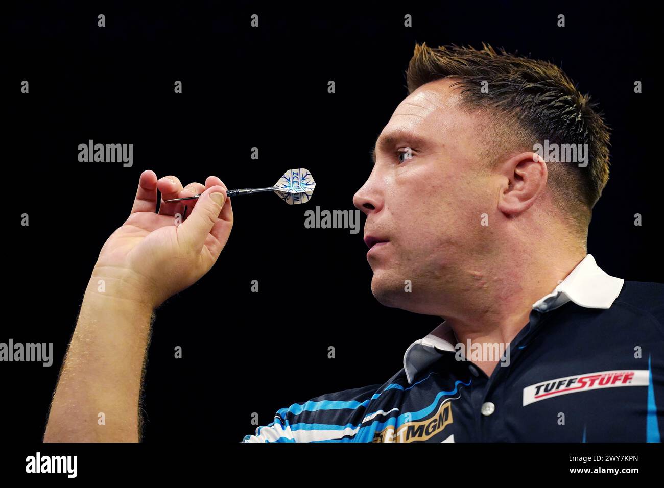 Gerwyn Price en action contre Peter Wright (non photographié) lors de la dixe nuit de la BetMGM premier League 2024 à l'AO Arena de Manchester. Date de la photo : jeudi 4 avril 2024. Banque D'Images
