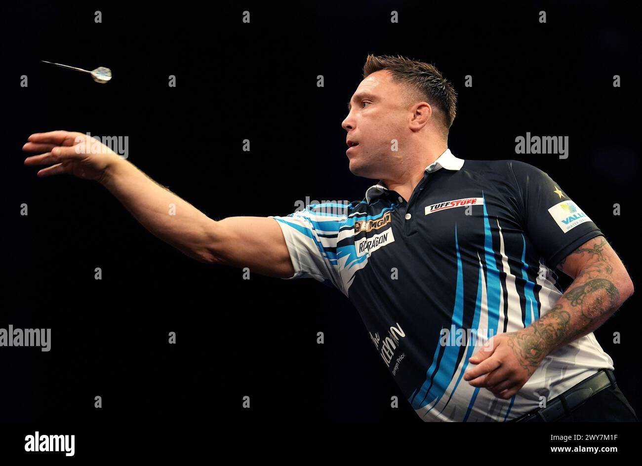 Gerwyn Price en action contre Peter Wright (non photographié) lors de la dixe nuit de la BetMGM premier League 2024 à l'AO Arena de Manchester. Date de la photo : jeudi 4 avril 2024. Banque D'Images