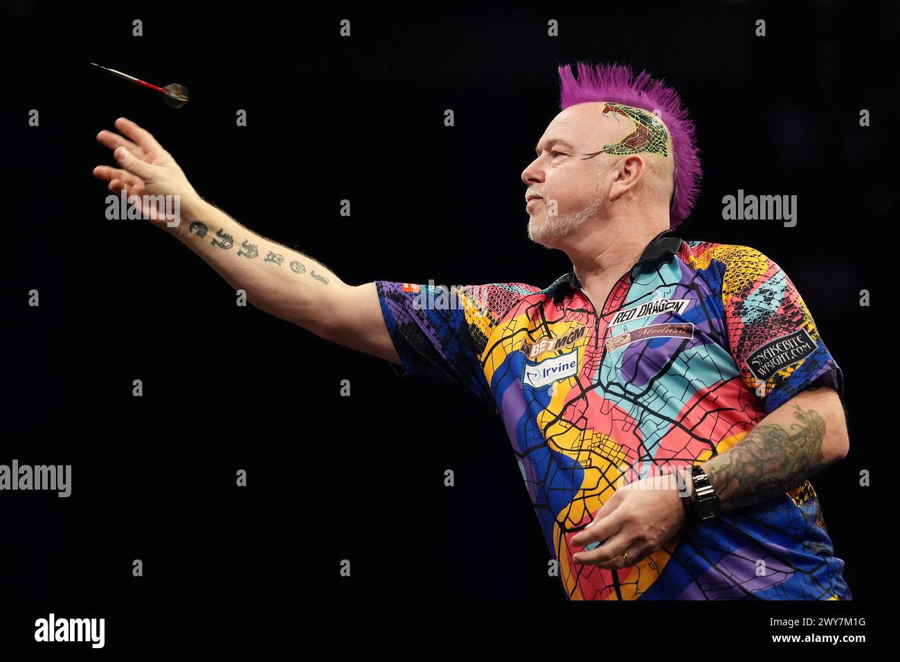 Peter Wright en action contre Gerwyn Price (non photographié) lors de la dixe nuit de la BetMGM premier League 2024 à l'AO Arena de Manchester. Date de la photo : jeudi 4 avril 2024. Banque D'Images